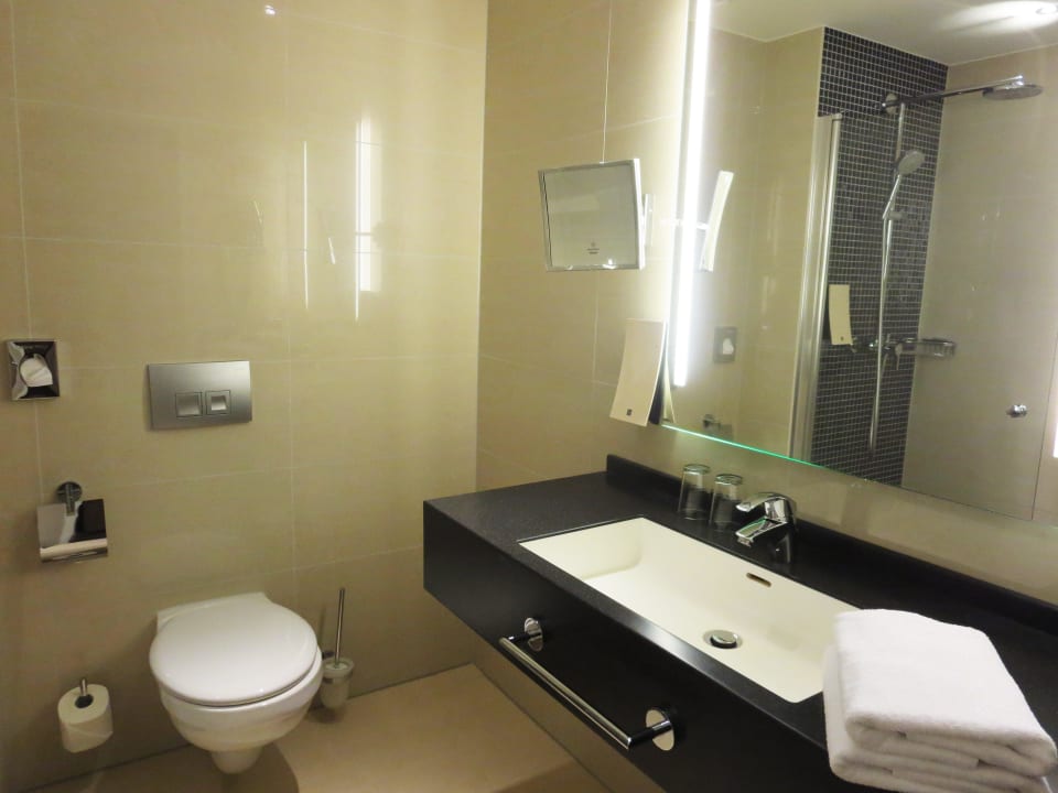 Großes Badezimmer Scandic Berlin Kurfürstendamm