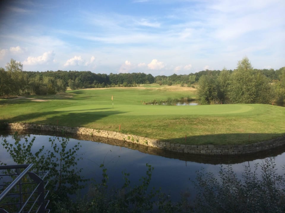 Blick vom Pool zum Golfplatz  Best Western Premier Castanea Resort Hotel