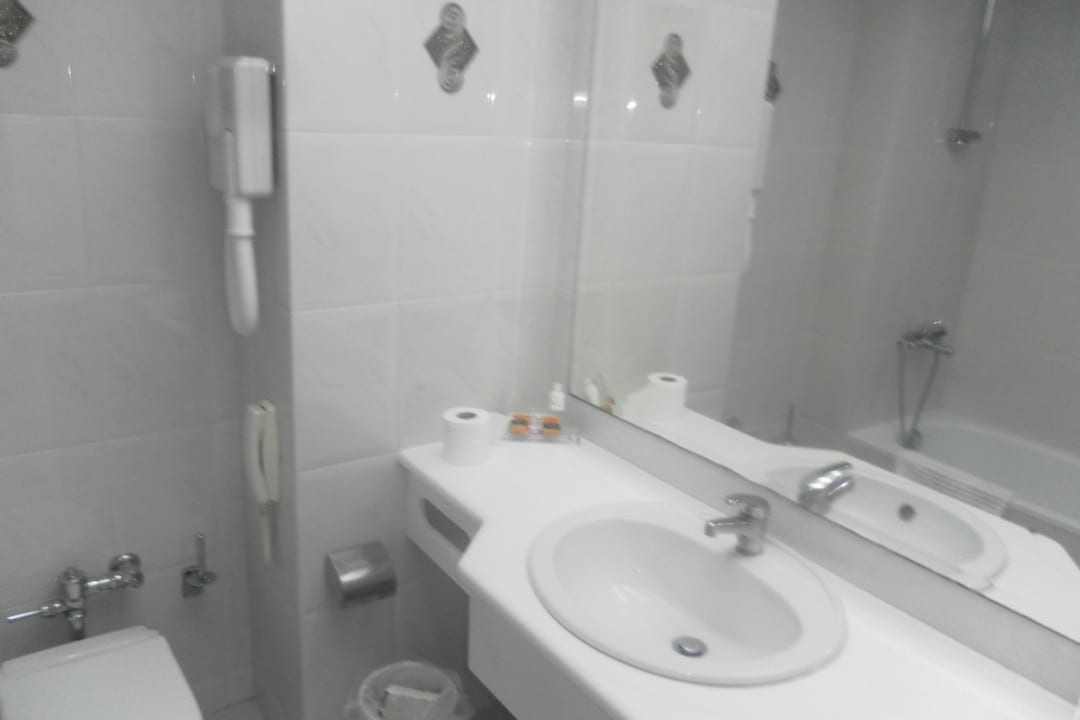 Badezimmer Pallini Beach Hotel