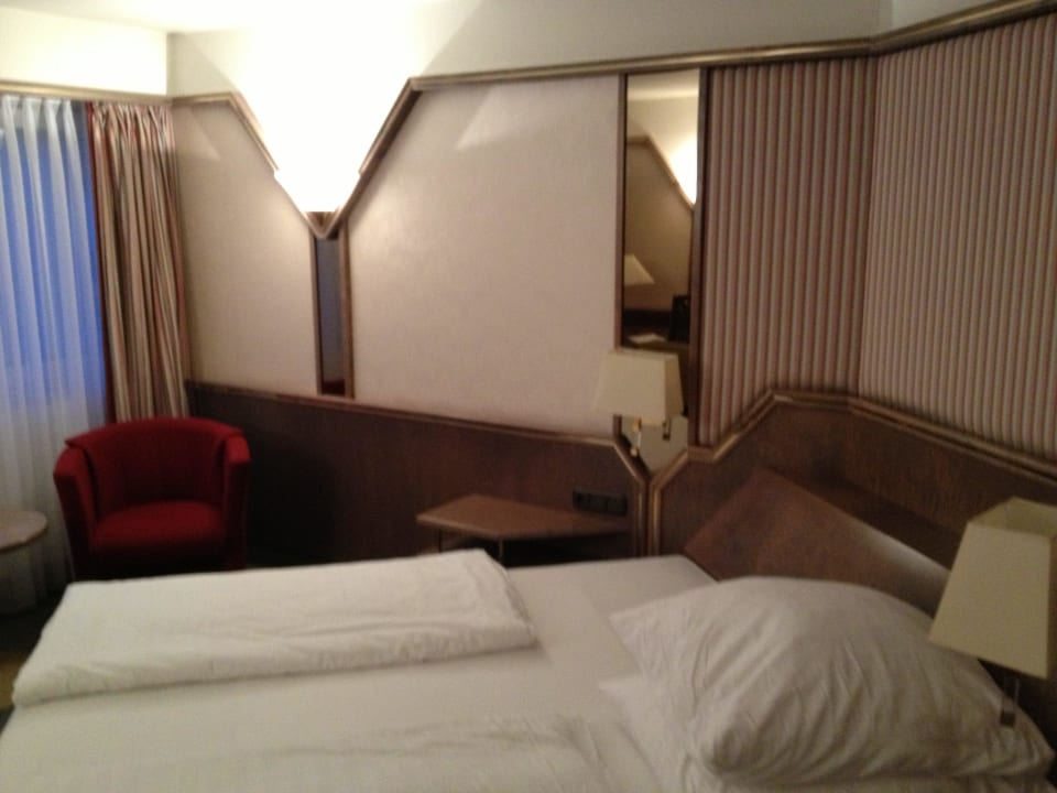 Zimmeransicht diagonal Tulip Inn Ludwigshafen City