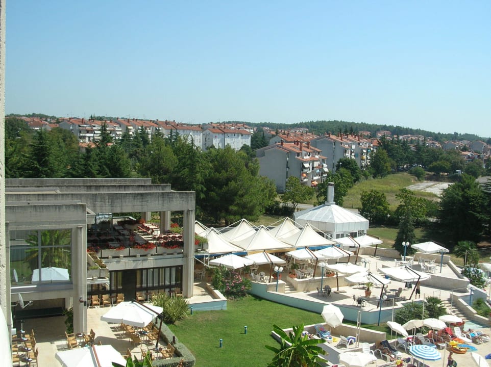 Blick auf Poolbereich und Restaurantterrasse Valamar Parentino Hotel