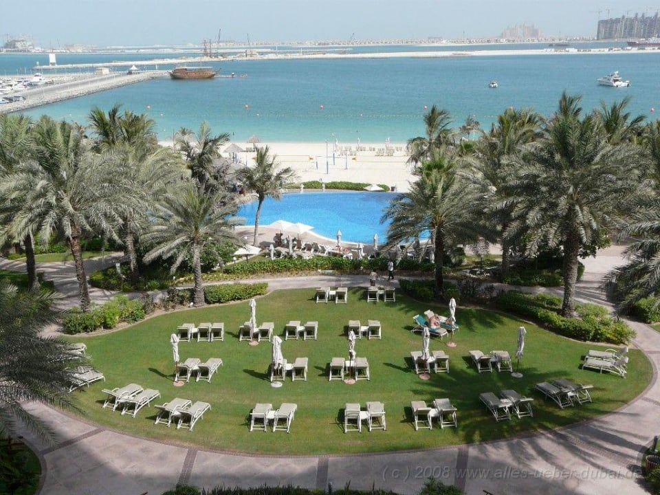 Blick vom Zimmer auf den Pool / Meer Le Meridien Mina Seyahi Beach Resort & Waterpark