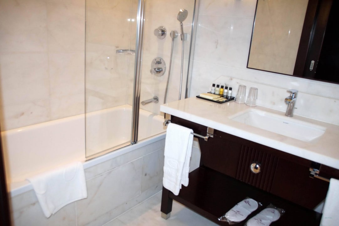 Zimmer und deren Ausstattung. Hotel Crowne Plaza Bursa Convention Center & Thermal Spa