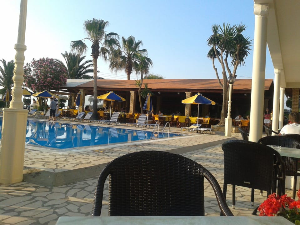 Widok na bar przy basenie. Hotel Angela Beach