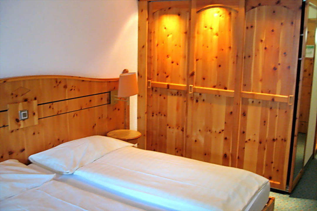 Südzimmer, Betten + Schrank AROSA ALPINE CLUB - Adults only