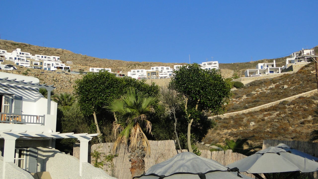 Sicht von Liegewiese Richting Berg Myconian Imperial Resort & Thalasso Spa Centre