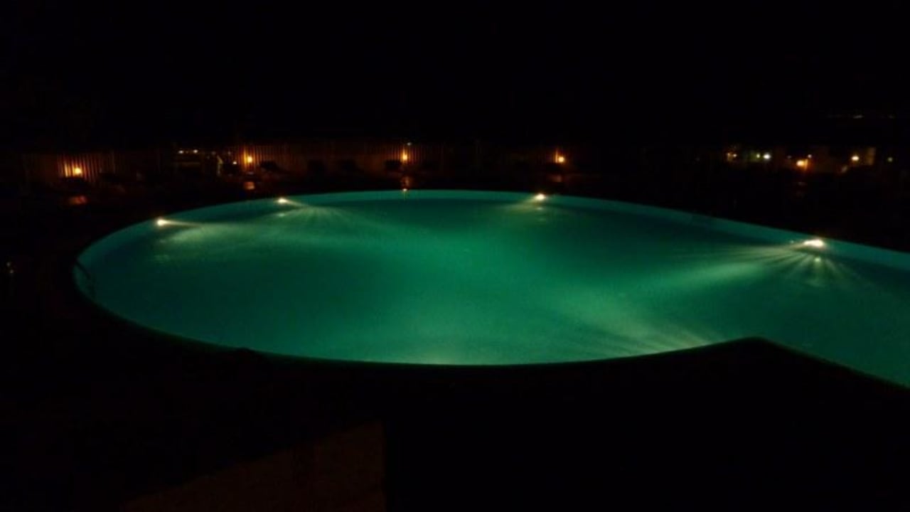 Hauptpool bei Nacht Grand Hotel Holiday Resort