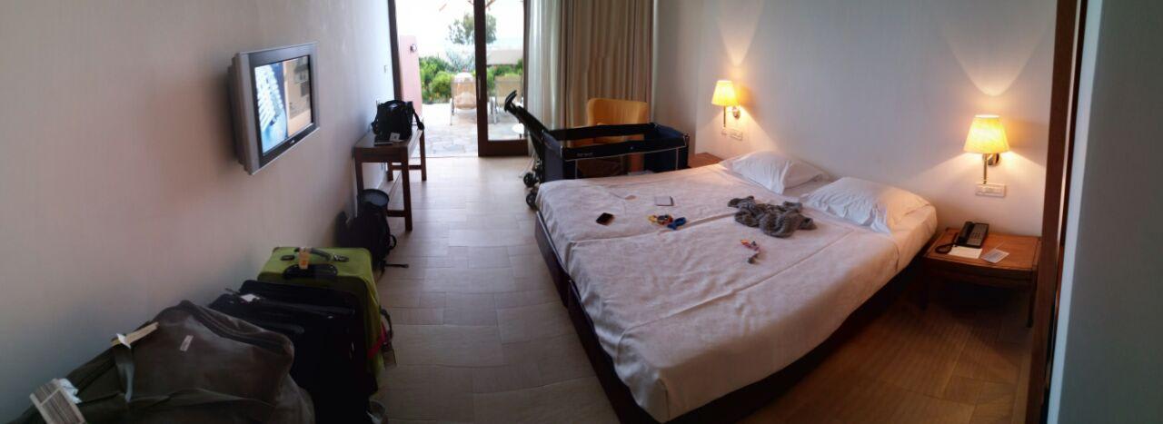 Schlafbereich und Wohnbereich Kernos Beach Hotel & Bungalows