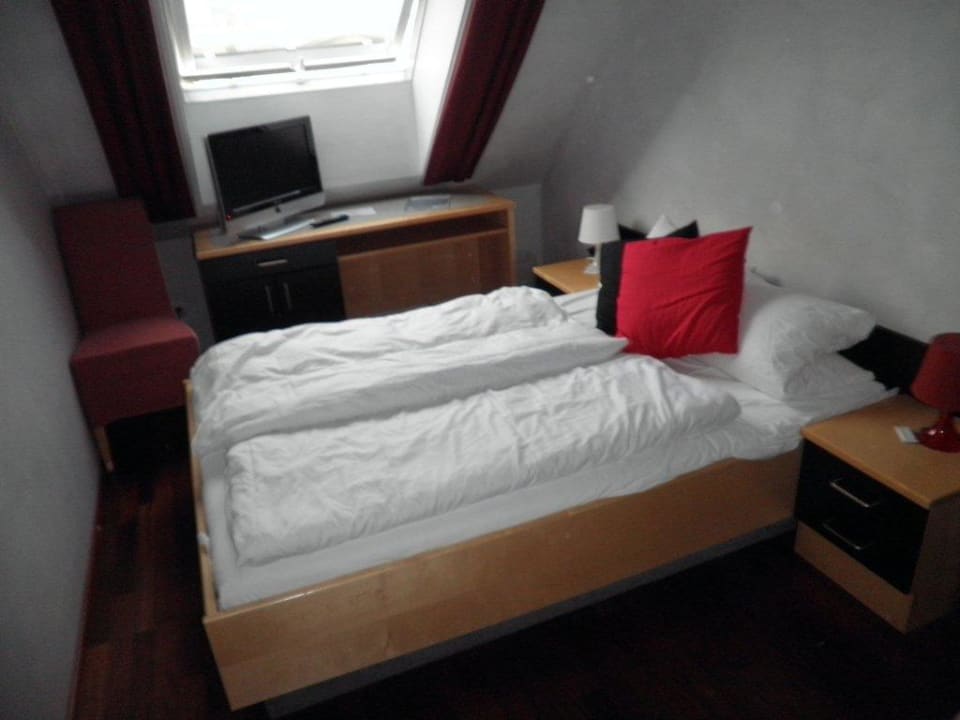 Zimmer mit französischem Bett (130x190) Binders Budget City-Mountain Hotel