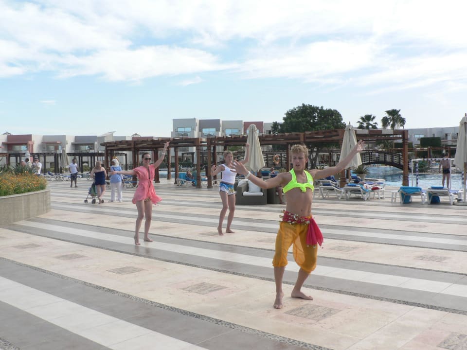 Танцы у бассейна SUNRISE Crystal Bay Resort