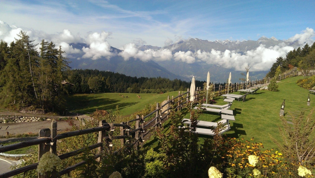 Garten mit Ausblick Hotel Chalet Mirabell