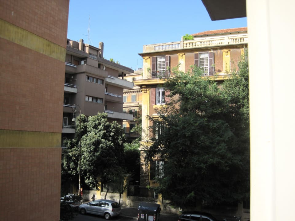 Seitenfenster - Blick auf die Straße Hotel Relais 6 Via Tolmino