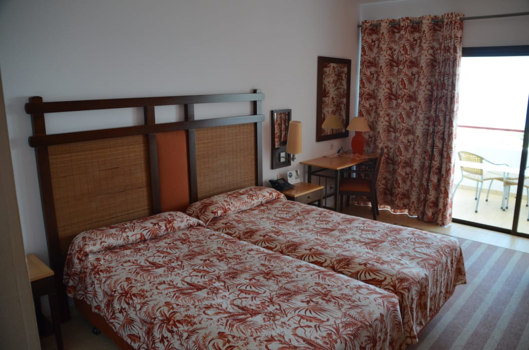 Große Betten und Schreibtisch Hotel Costa Calero