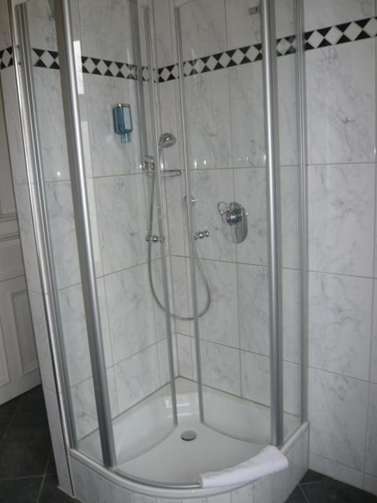 Kleine Dusche mit Seifenspender Hotel Vorbach
