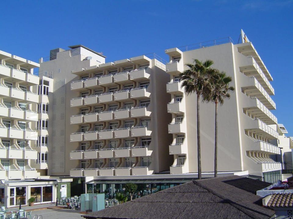 Strandseite des Hotels Iberostar Waves Bahia de Palma