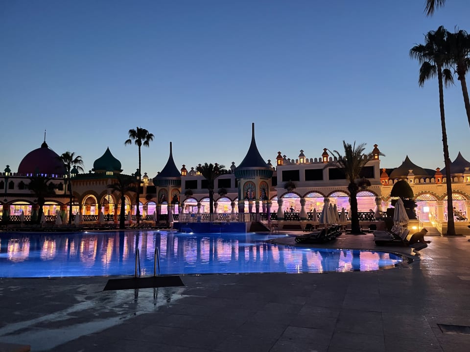 Pool Kamelya Aishen Club