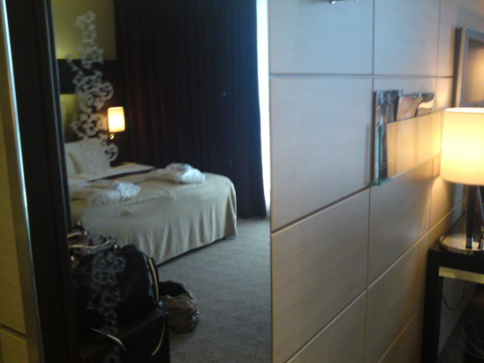 Bett vom Eingang aus  Lindner Hotel Vienna Am Belvedere, part of JdV by Hyatt