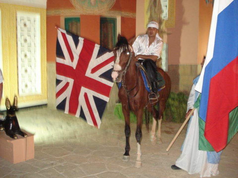 Am Haupteingang Pickalbatros Alf Leila Wa Leila Resort - Neverland Hurghada