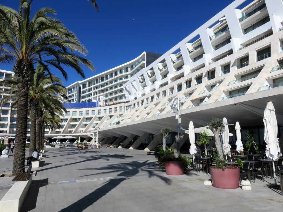 Blick aufs Hotel von der Strandpromenade Sesimbra Oceanfront Hotel