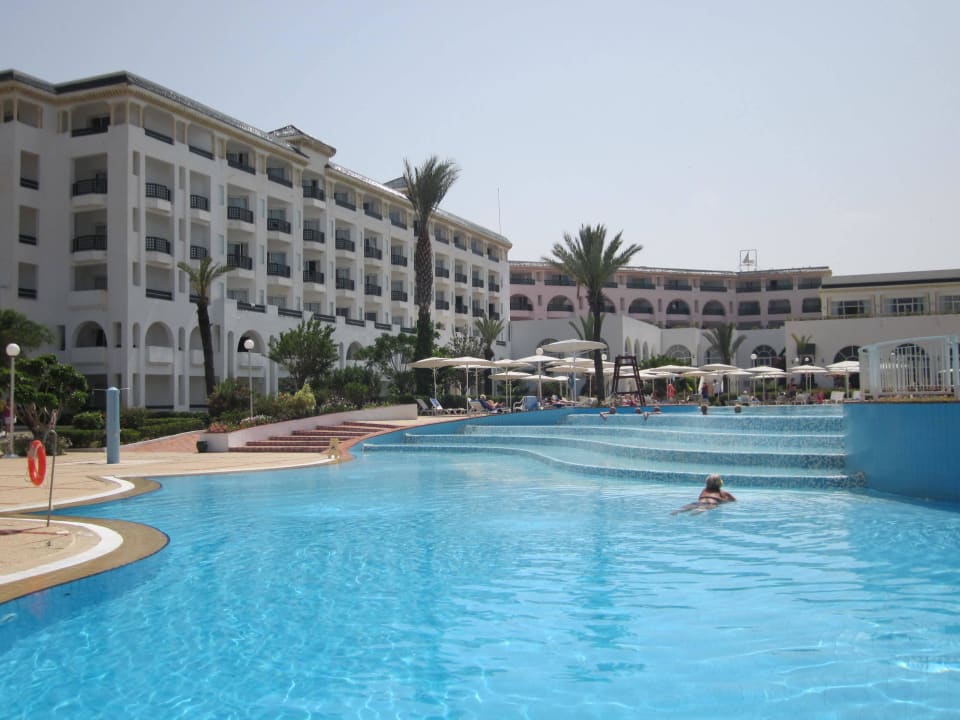 Unterer Teil des Pools, Blick vom Restaurant aus Hotel El Mouradi Palm Marina