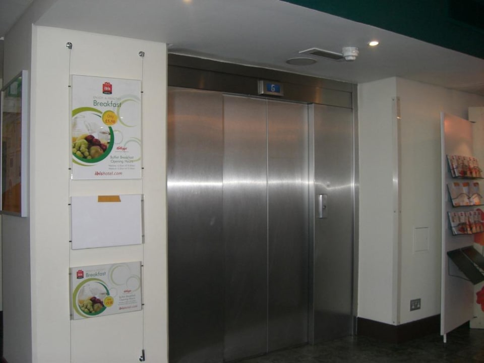 Einer von zwei Aufzügen Hotel ibis London Wembley