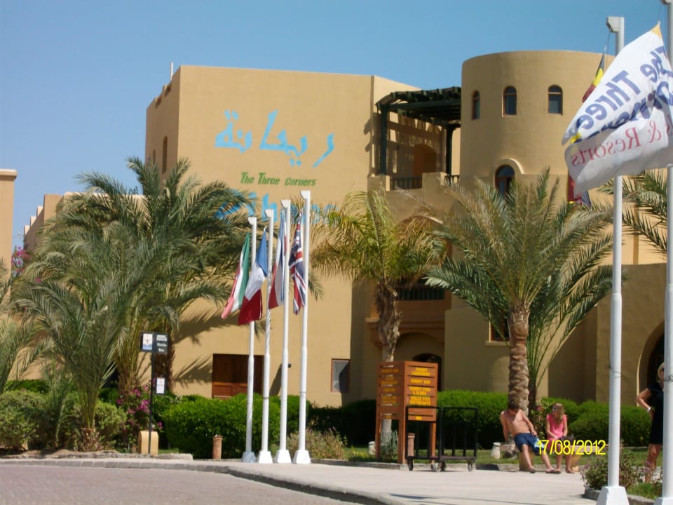 Einfahrt und Eingang Three Corners Rihana Resort Deluxe