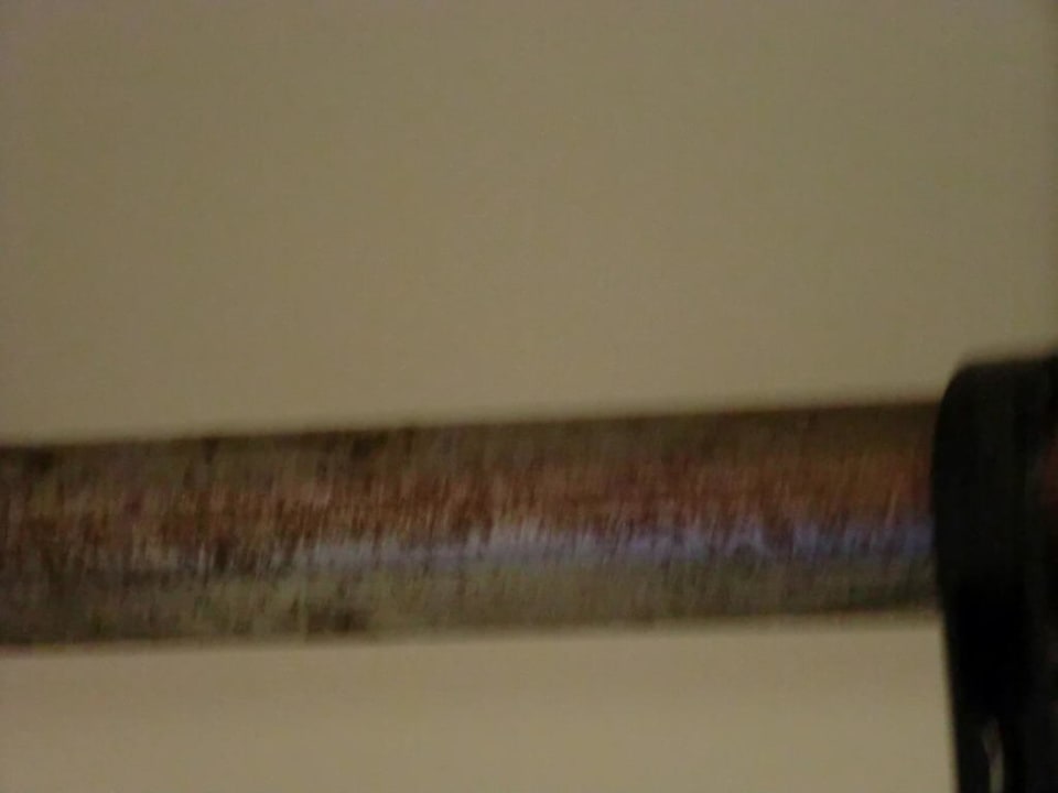 Kleiderstange im Schrank verrostet Hotel Akropol