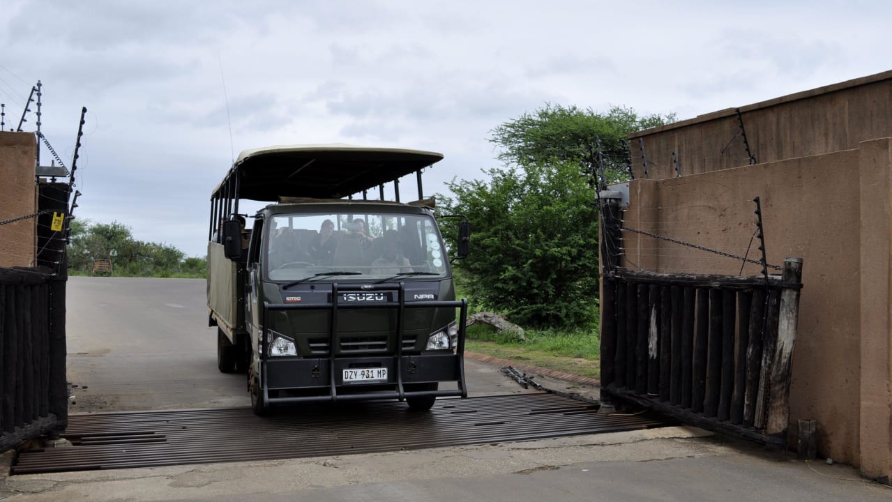 Safaritruck an der Einfahrt Restcamp Lower Sabie