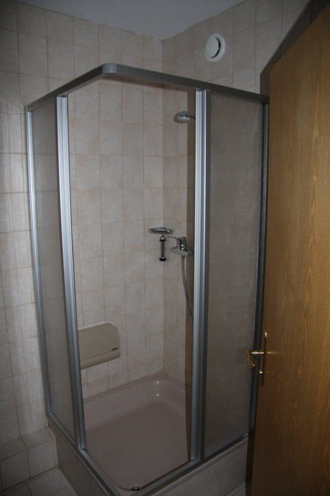 Dusche mit ausklappbarem Sitz Eibl-Brunner