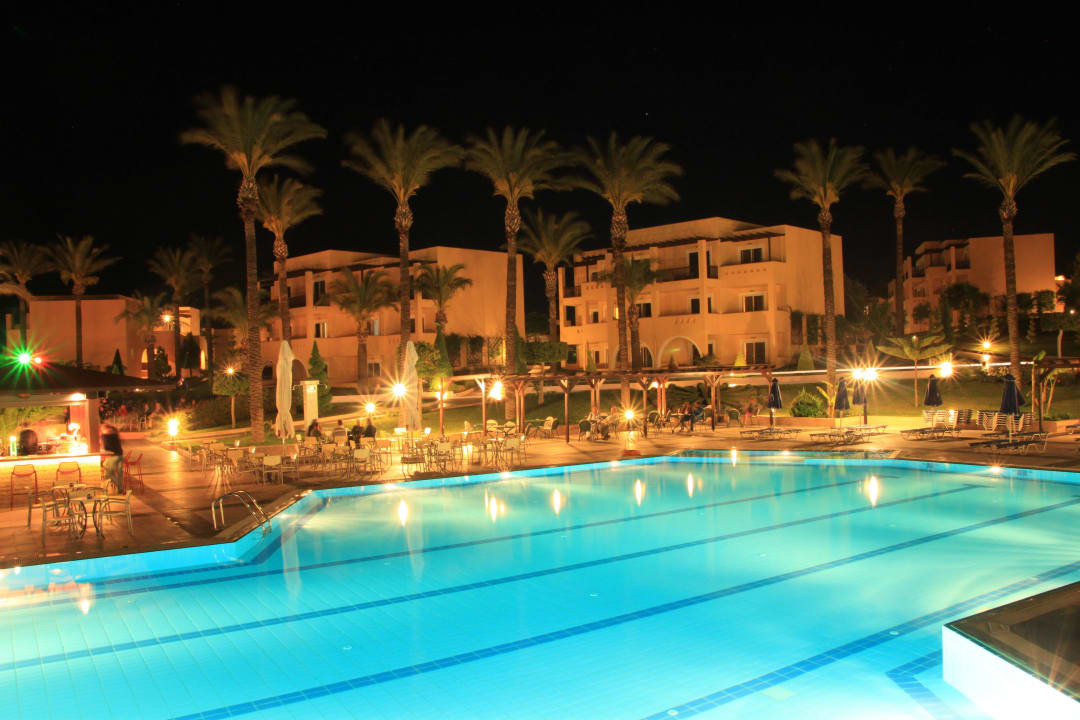 Pool am Abend Hotel Horizon Beach Resort