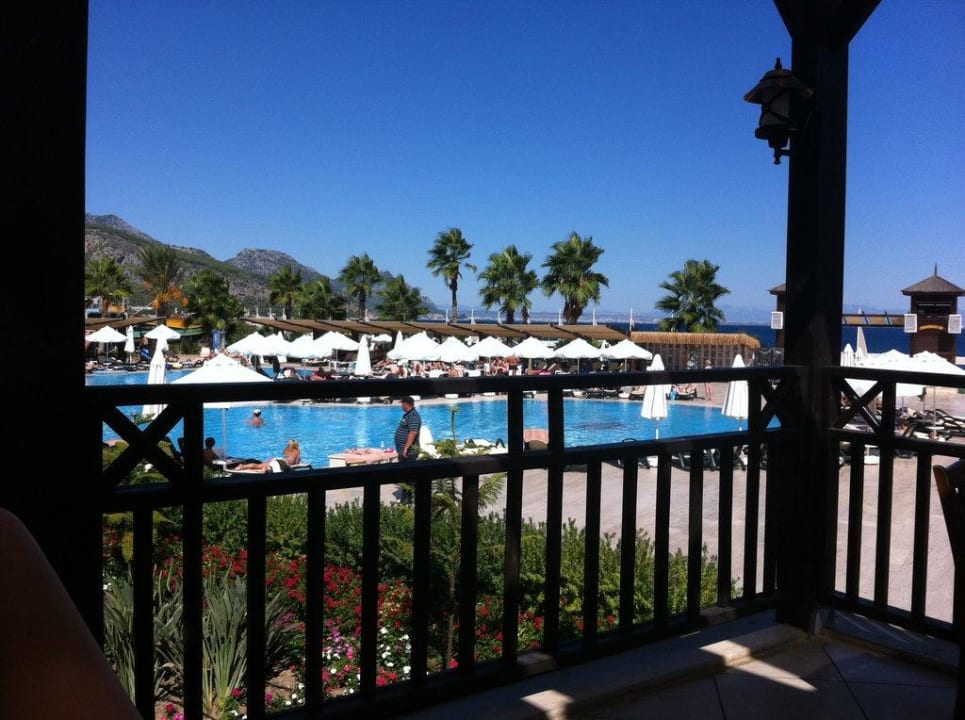 Im Buffetrestaurant Blick auf Pool Crystal Flora Pearl Collection