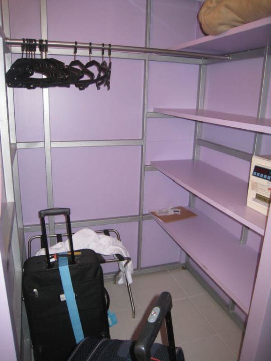 Der Schrankraum im Zimmer Monachus Family Resort Sorgun