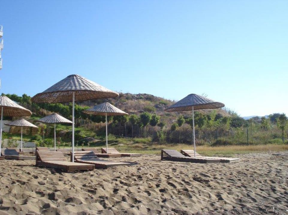 Holzliegen am Hotelstrand Karya Family Resort  All Inclusive