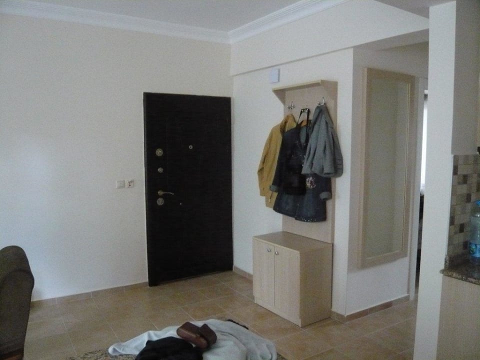 Eingangstür und Garderobe im neuen Appartement Hotel Sirma