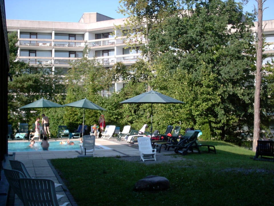 Gartenseite mit dem Aussenbecken Hotel Sonnenhügel