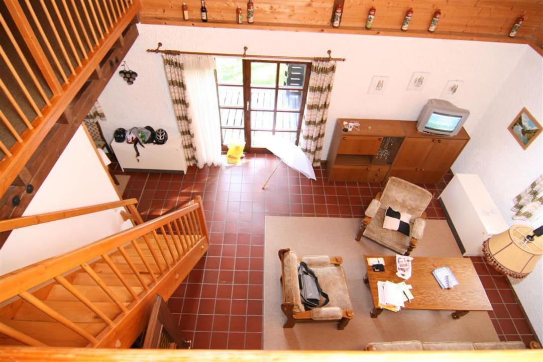 Blick vom Obergeschoss in Wohnzimmer Waldferiendorf Regen