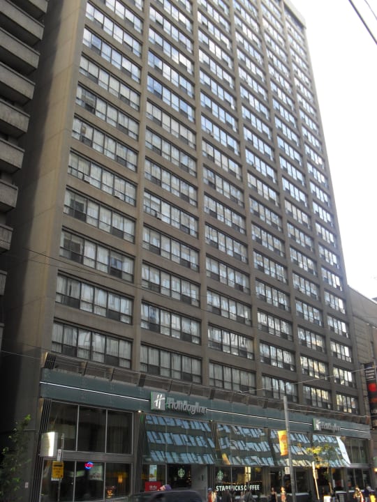 Auch ein Starbucks ist vorhanden... Holiday Inn Toronto Downtown Centre