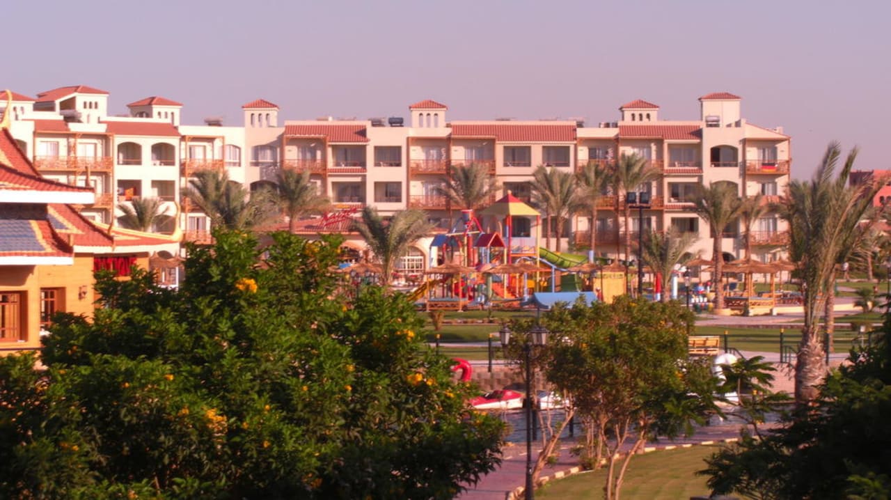 Blick vom Balkon in die Anlage Pickalbatros Dana Beach Resort - Hurghada
