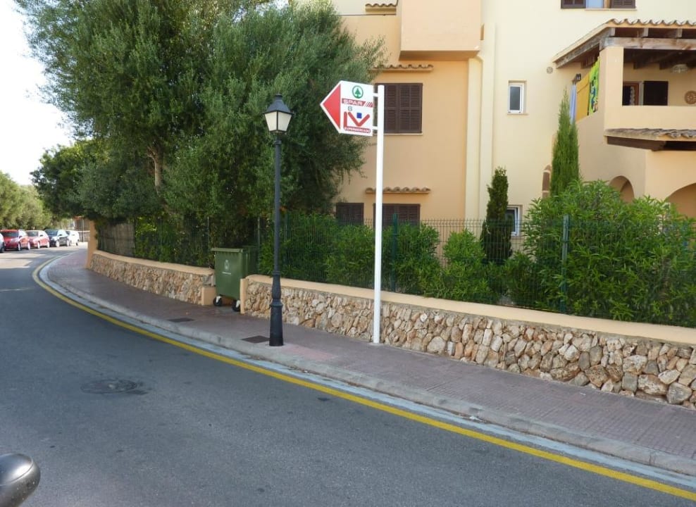 Sicht von der Strasse Apartamentos Playa Ferrera