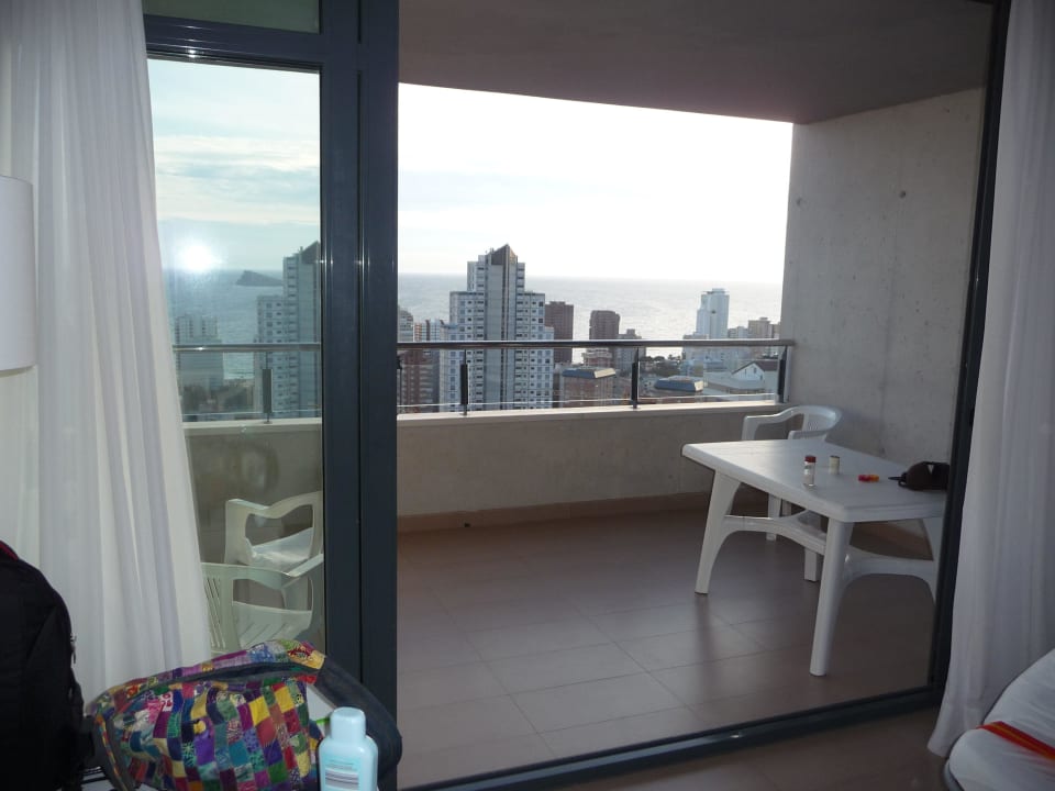 Ausblick vom Wohnzimmer über Balkon Pierre & Vacances Apartamentos Benidorm Levante