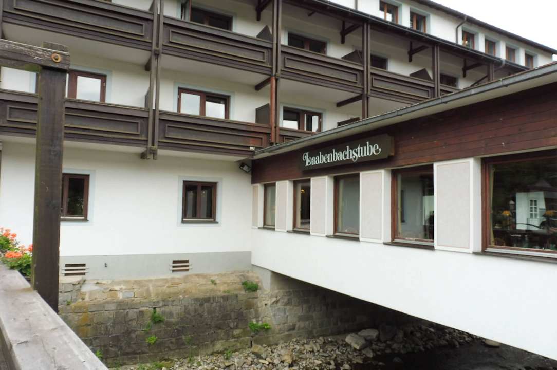 Der erste und einzige Speisesaal über einem Bach Hotel Zur Post Laaben