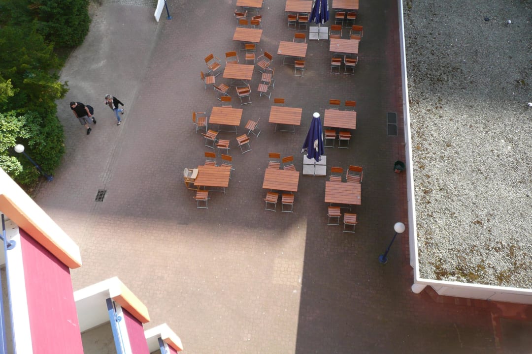 Blick vom Balkon auf den Essbereich außen Panoramic - Ihr Apartmenthotel im Harz