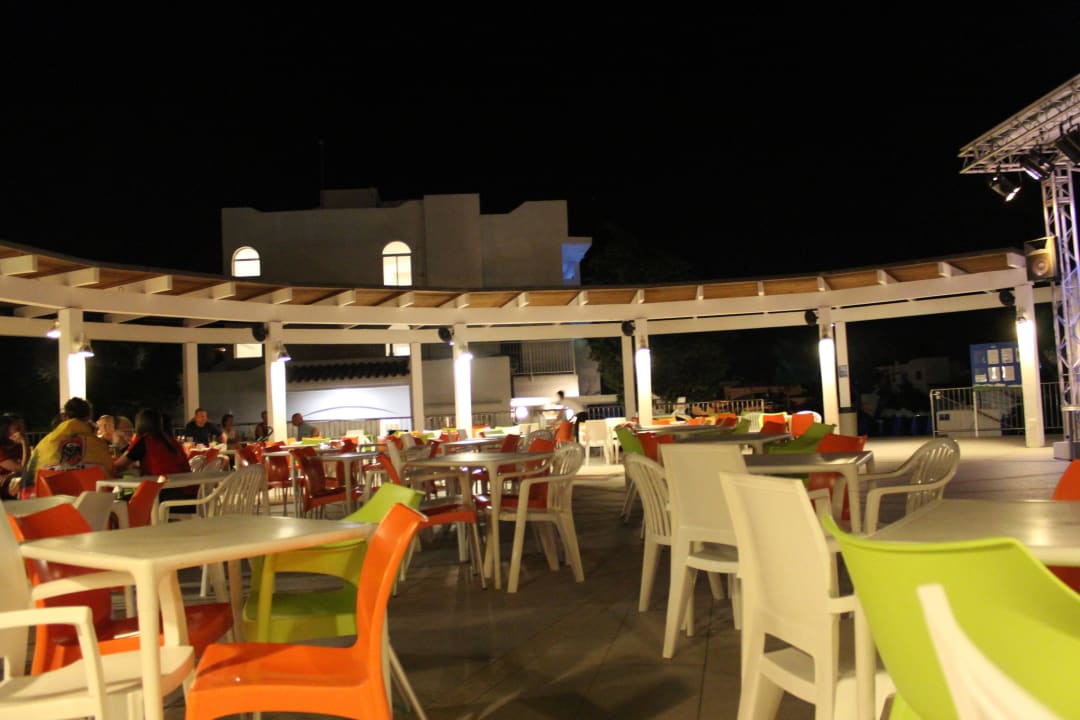 Terrasse mit Bar und Animation Gavimar Ariel Chico Club & Resort