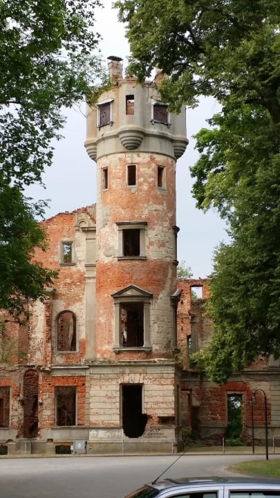 Alte Ruine im Park Hotel Pałac Runowo