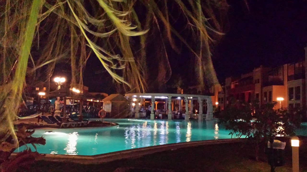 Abendstimmung am Pool Hotel Titanic Palace