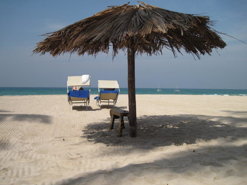 Traumstrand mit Liegen Hotel Sandoway Resort