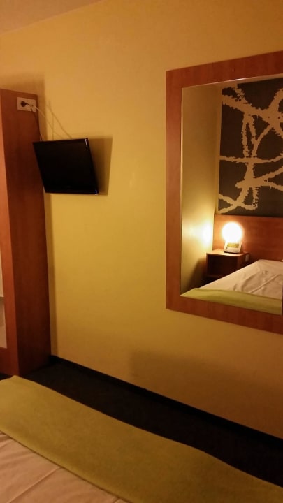 Mit Spiegel vor dem Bett B&B Hotel Frankfurt-Hahn Airport