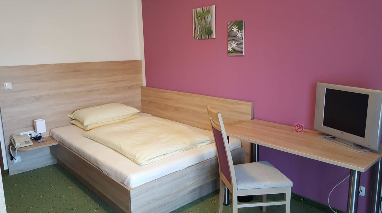 Einbettzimmer mit DU/WC, Telefon, TV und Südbalkon Pension Gstrein