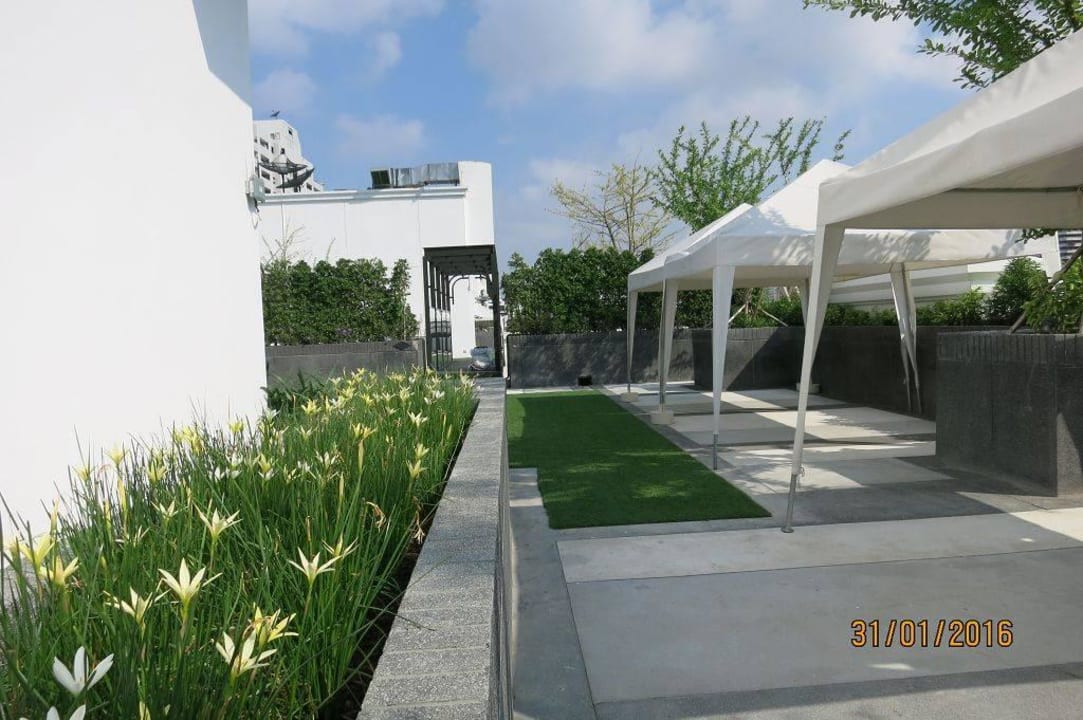 Dachterrasse mit Liegen Mövenpick Hotel Sukhumvit 15 Bangkok