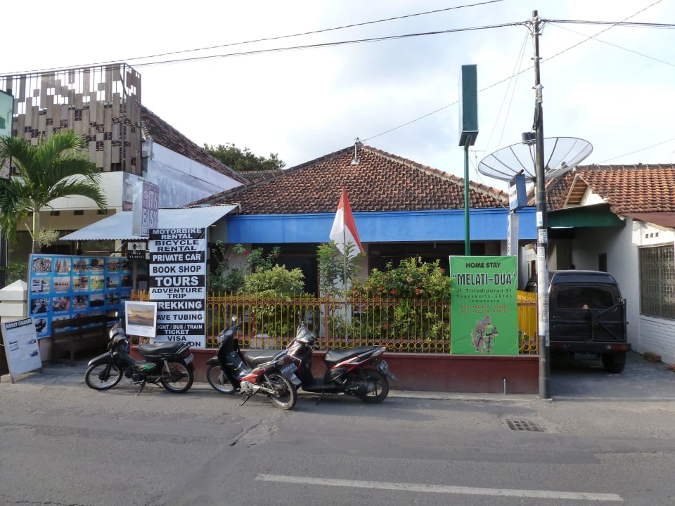 Reisebüro auf anderer Straßenseite Hotel Tulips